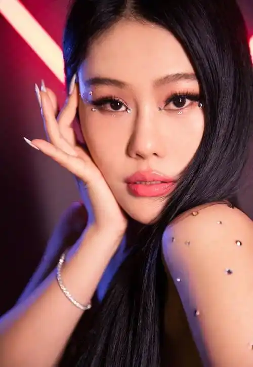 36岁袁娅维身材火辣,一袭时尚白裙秀身材,手臂眼妆镶钻超耀眼!