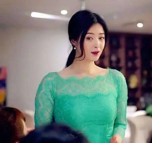 但从她的全身一看,这体重立马超过三位数啊.