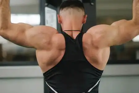 运动的年轻女子在健身房锻炼后显示肌肉运动的年轻女子在健身房锻炼后