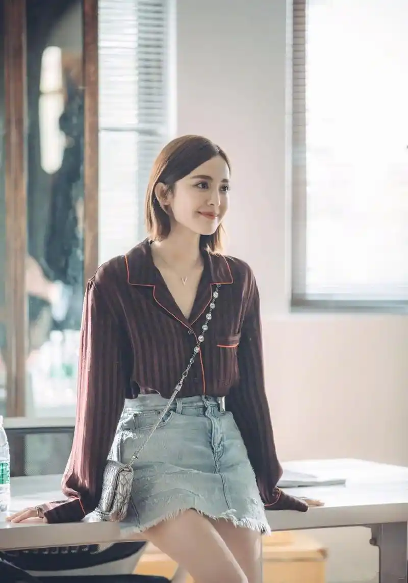 古力娜扎晒照大秀好身材,短发造型好甜,女神可爱风也能驾驭