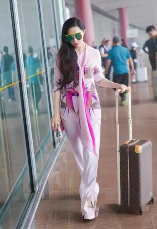 范冰冰美的高级动人,一身粉色套装现身机场,显气质优雅非常减龄