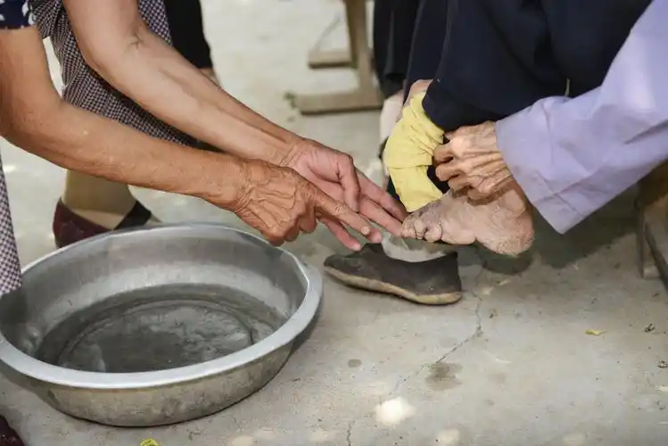 山东日照银发老人王臻桂小脚走出幸福路