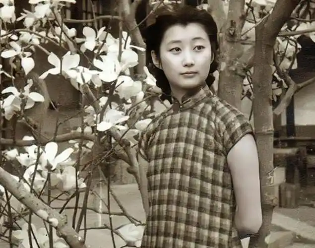 后来溥仪因生病住院,王敏彤不顾闲言碎语跑到医院去照顾溥仪.