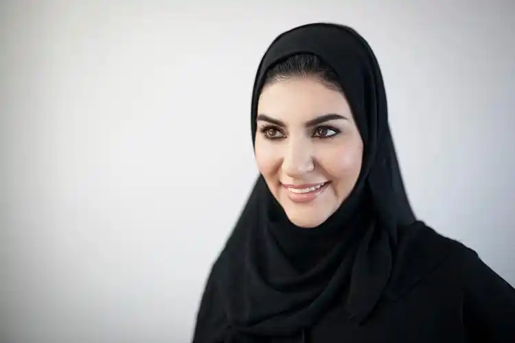 穿着黑色长袍的阿拉伯美女肖像图片下载