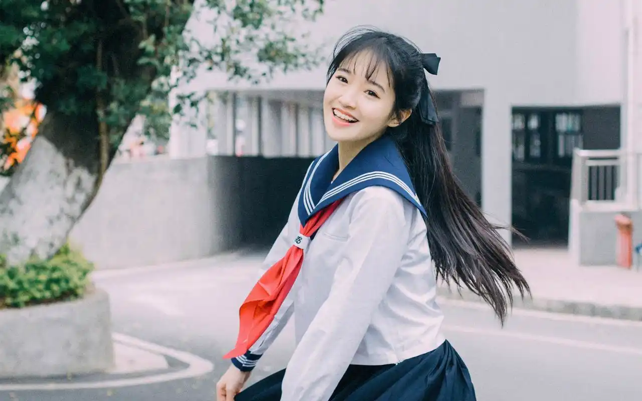 美女水手制服清新写真图片壁纸~~写真里面的美女长得一张可爱的娃娃脸