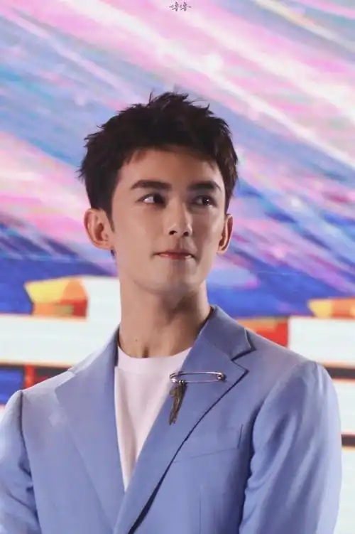 这个发型超级好看#吴磊#  干净 利落 阳光 帅气  小磊磊发光的皮肤和