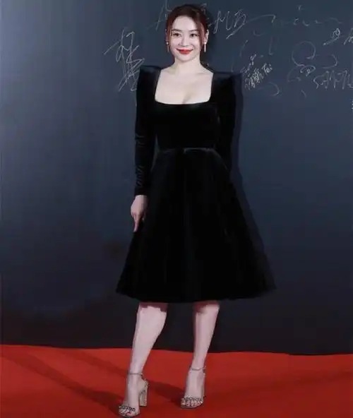 袁姗姗参加某一活动,就是穿着了一件小黑裙,带有方领的领口设计,将