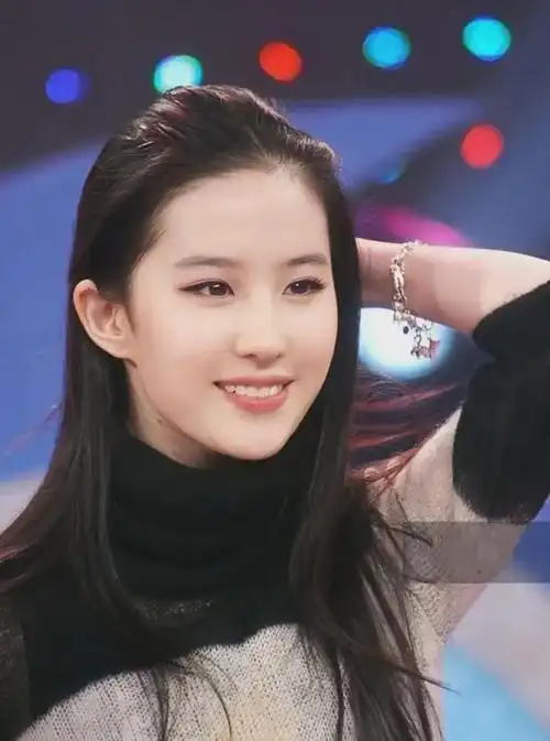 几年前刘亦菲的带着浅浅笑容照片很多人说刘亦菲笑起来不好看