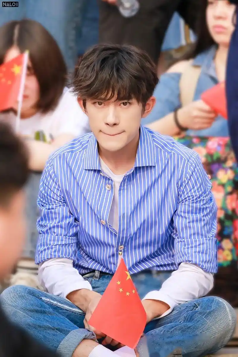 易烊千玺《今天是你的生日》饭拍 蓝色条纹衬衫搭配牛仔裤,简单大方