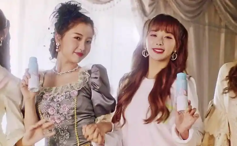 虞书欣钻到孔雪儿怀里撒娇,谁注意到孔雪儿什么反应,表情真的太现实