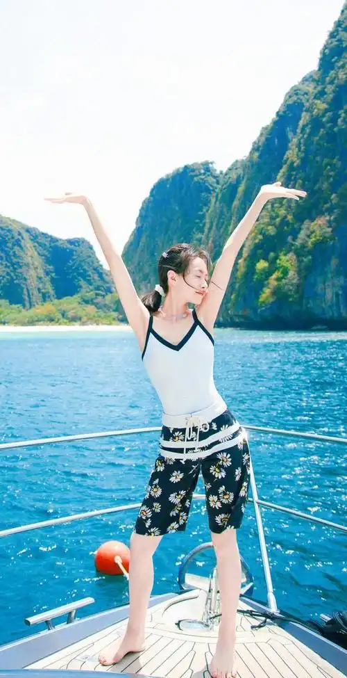 宋茜晒度假美照腹肌马甲线尽显完美身材