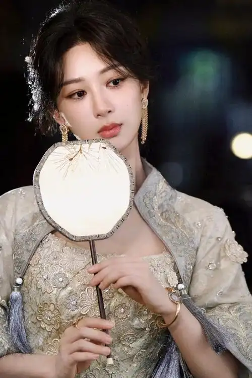 杨紫|长相思见面会第二套造型图,身穿guo pei 2016 春夏高定礼服,解锁