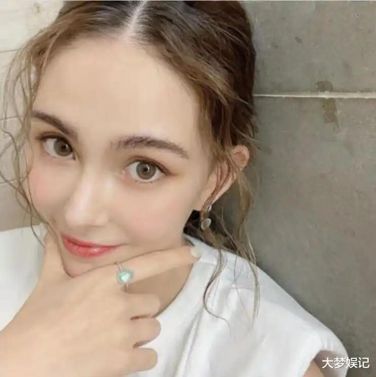 昆凌破尺度解放泳衣!"超凶上围"9万人看光,湿身辣照全po网