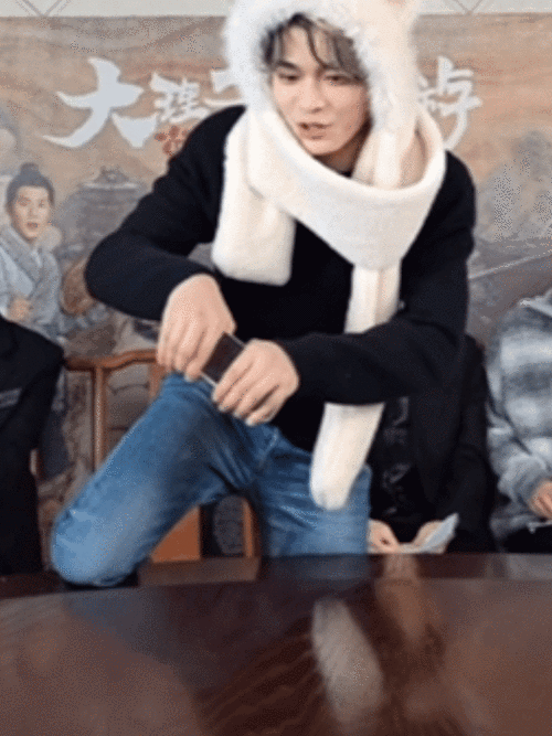 周奇把丁禹兮当加特林##周奇挠丁禹兮下巴