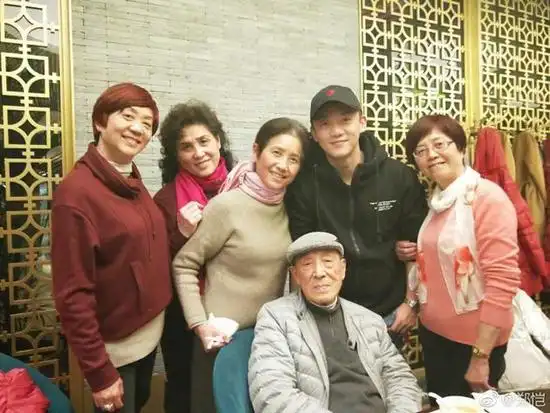 郑恺新春晒家族合影 网友纷纷感叹家族基因强大