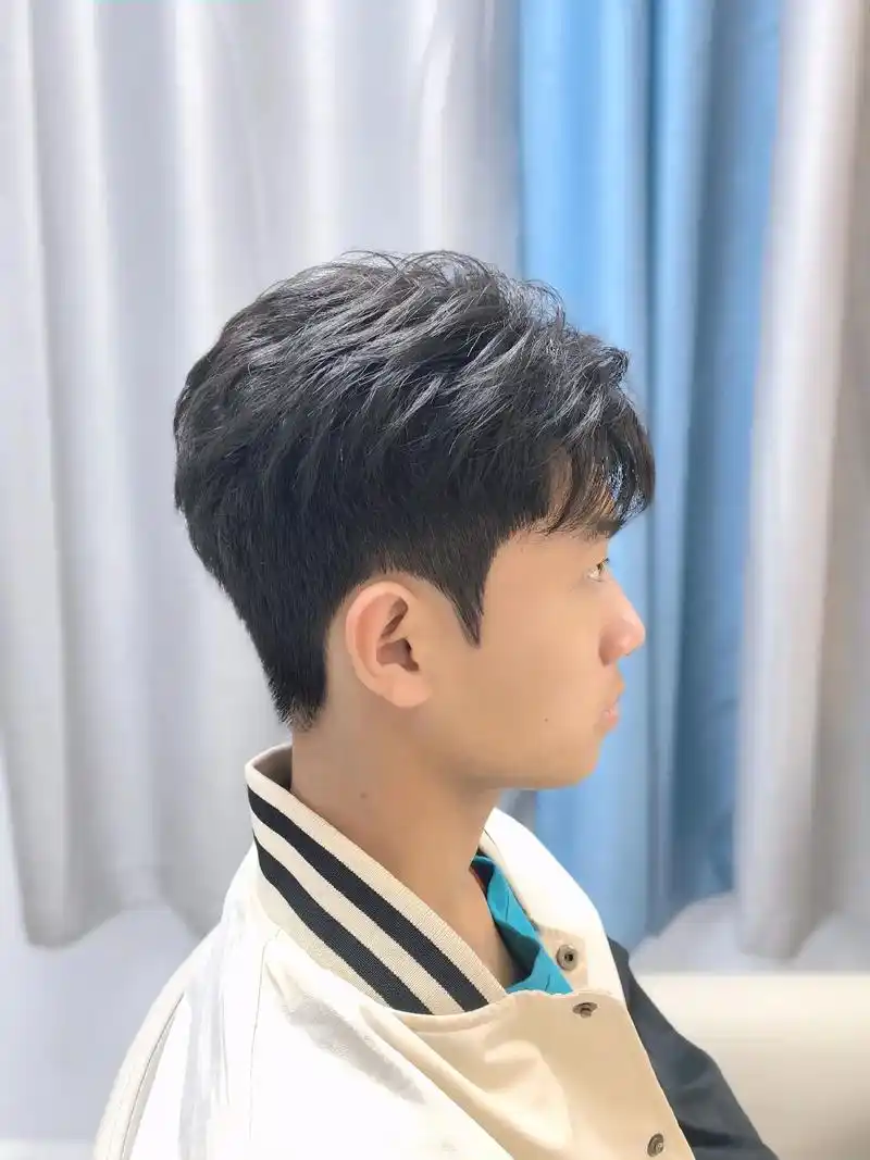 微分纹理 轮廓线 后脑勺饱满向下=帅气小哥#男生烫发发型推荐 - 抖音