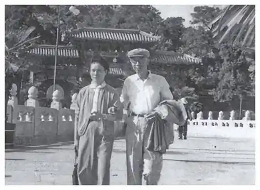 李淑贤和溥仪的前半段生活完全不同,她童年十分的艰苦,出生时父亲是一