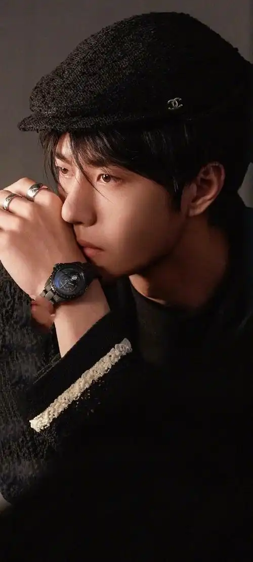 王一博白色无袖#王一博新杂志18宫格全屏壁纸,被博哥狠狠拿捏了,自取