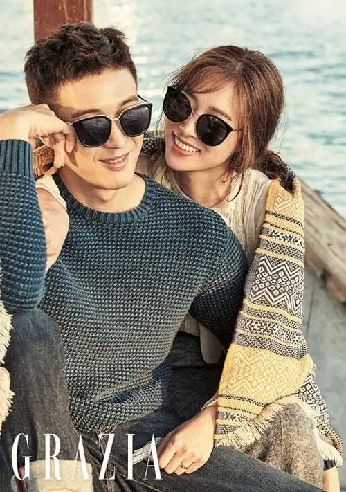 韩国明星情侣张申英,姜景俊拍摄写真公开 两人幸福对视甜笑满眼浓情蜜