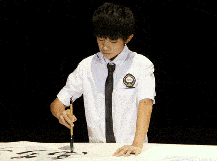 20岁易烊千玺"写字"上热搜:写字好看的孩子,永远比别人多一些机会!