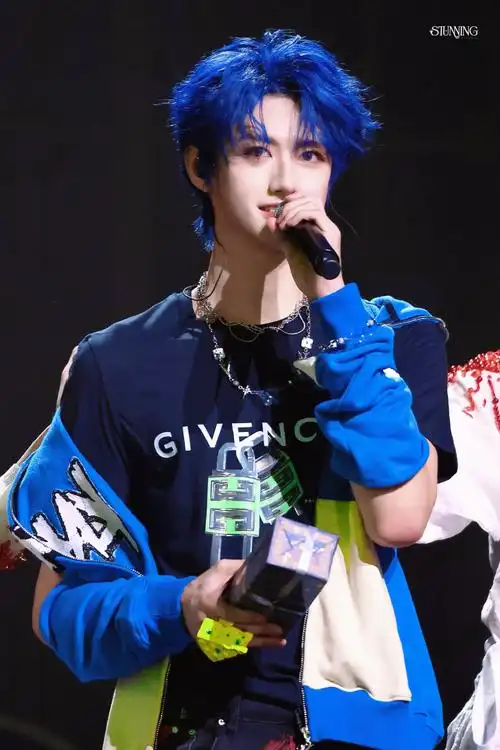 朱志鑫蓝发封神##朱志鑫戴唇环##今日星拍放送##朱志鑫[超话]