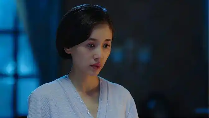 双刺:吴佩欣投靠了特务,半夜心虚睡不着,将彭刚紧紧抱住-影视综视频