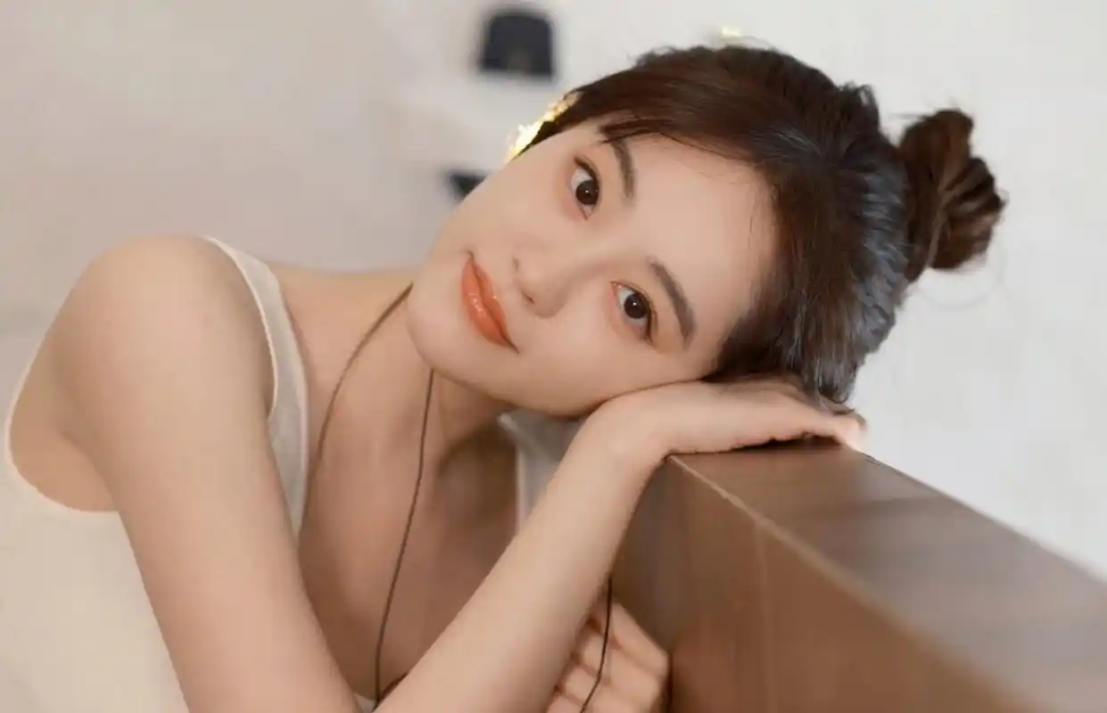 清纯唯美,娇嗔欲滴的#祝绪丹# 甜美迷人的容颜,白皙水嫩的肌肤,婀娜