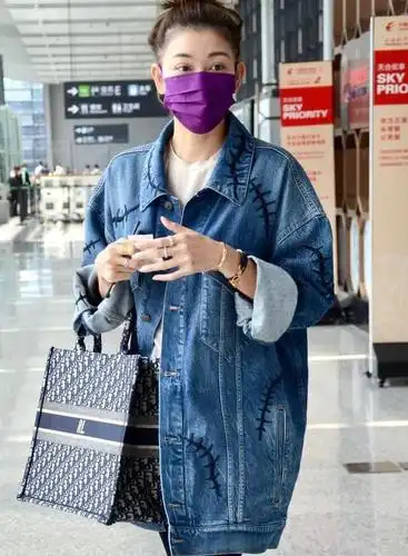 李彩桦很有成熟女性的韵味,长款牛仔外套搭配紧身裤,年轻又时尚