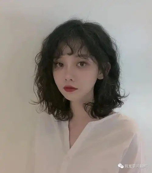 短发羊毛卷发型,款款时髦减龄,精致的小姐姐早就安排上了.