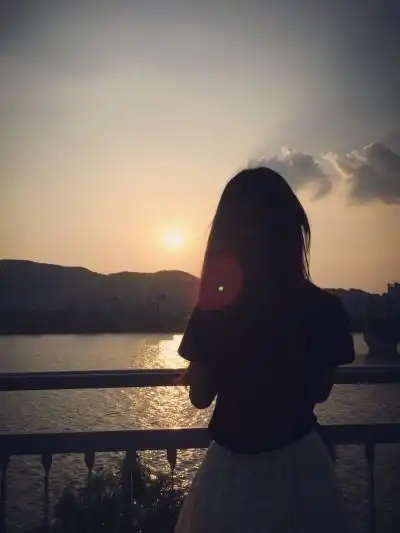 女生文艺范小清新唯美背影暖色调图片头像安槿q1106654093伤感文字