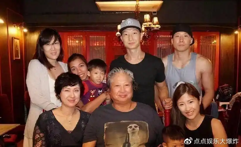 当洪金宝和曹文玉两个人正式在一起之后,生下了三个儿子,一个女儿,四