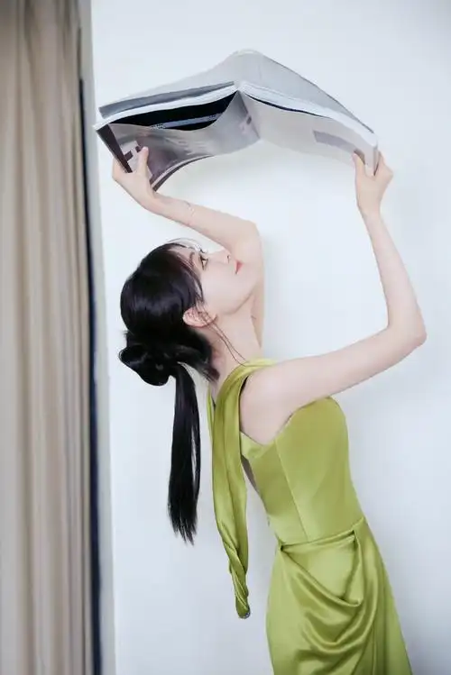 祝绪丹缎面飘带裙##祝绪丹翡羽绿坠感长裙