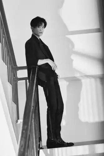 易烊千玺一则私服分享,帅气绅士,从容自信