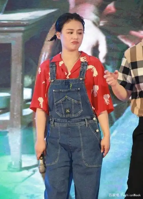 马思纯又胖了?穿粉裙肚子赘肉突显似游泳圈,被吐槽太老气