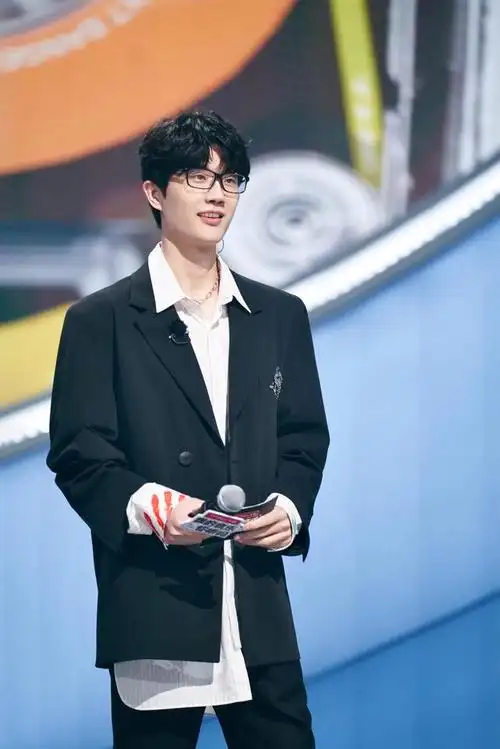 怎么我都听许嵩十多年了,许嵩的长相还是眉清目秀的少年郎