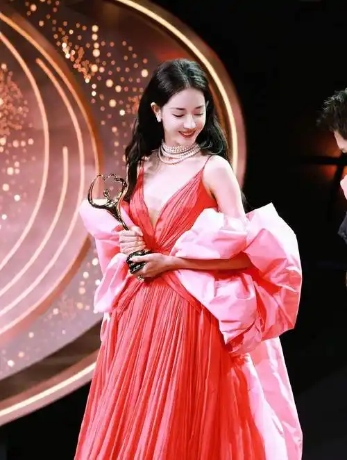 迪丽热巴的微博之夜美到了一个新高度!颁奖现场,与李现的插曲成为焦点