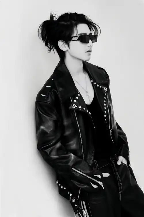 久违的蔡徐坤一头长发帅气亮相再次引爆热搜