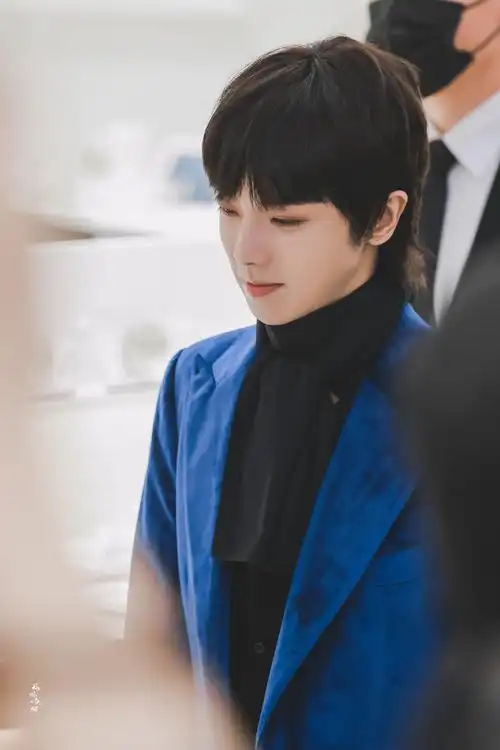 星辰熠熠,华晨宇最新活动图优雅矜贵宛若星空下的王子