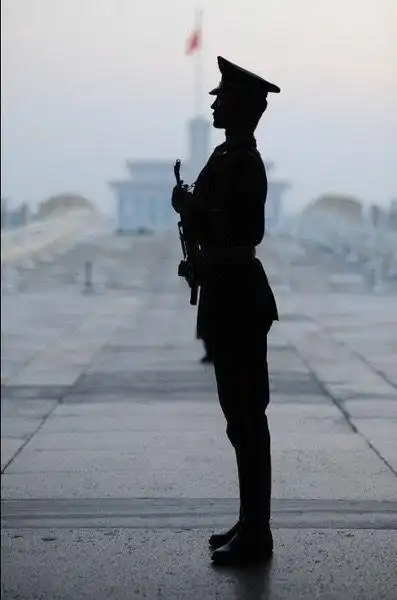 站军姿背影简笔画