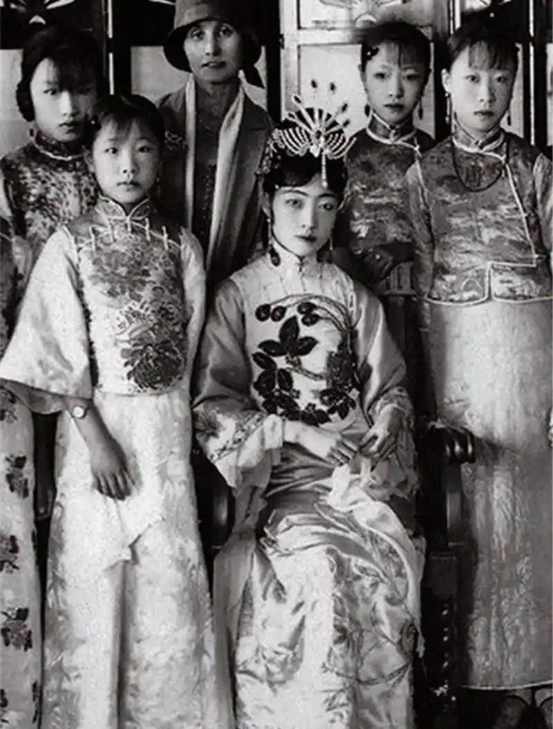 姑姑是皇帝的老婆,她是末代皇弟的老婆,风骚放荡曾和张学良有染