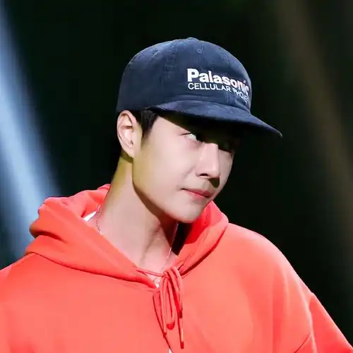 王一博hiphop forever##王一博又跳舞了##王一博橘色连帽卫衣