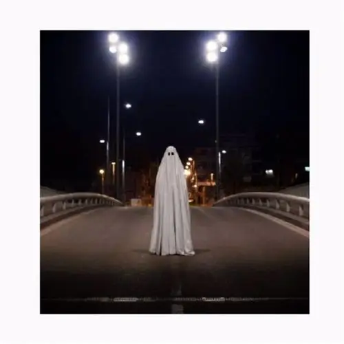 神秘白衣人凭借床单火爆全球胆小勿入