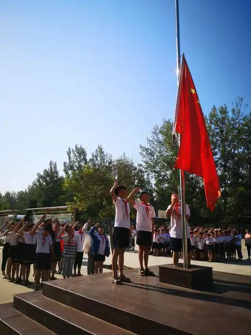 国歌声中,孩子们立正敬礼,表情严肃!