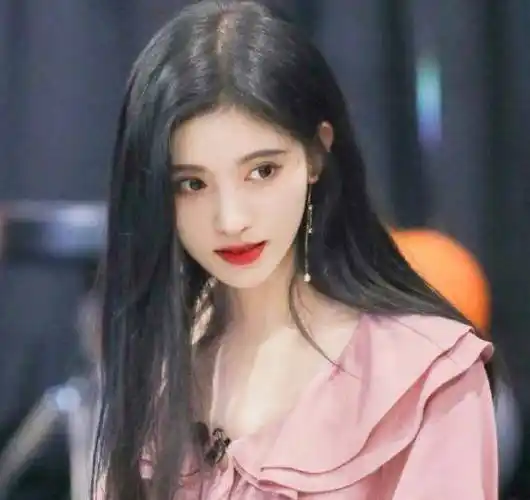 鞠婧祎的行程早就被等候多时的摄影师知道,刚下车就迎来