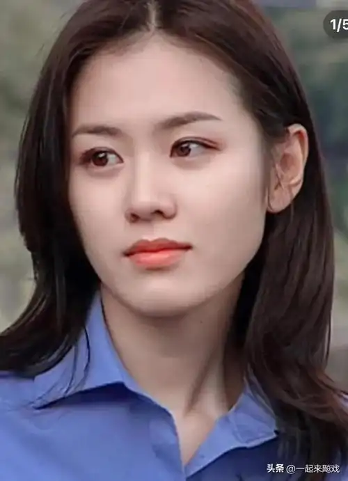 韩国女演员孙艺珍笑眼弯弯眼中有光