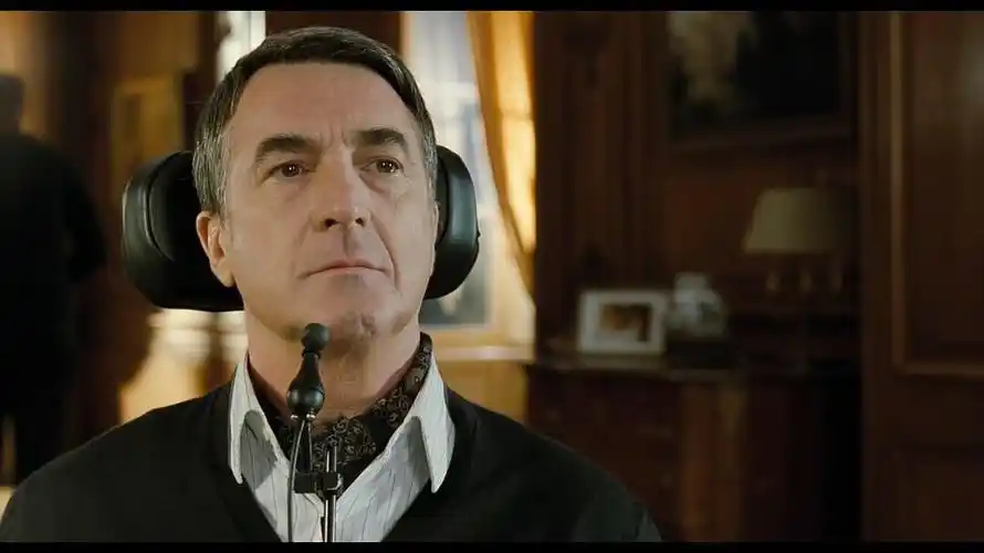 菲利普,《触不可及》剧照德瑞斯来自一个黑人移民大家庭,生活拮据