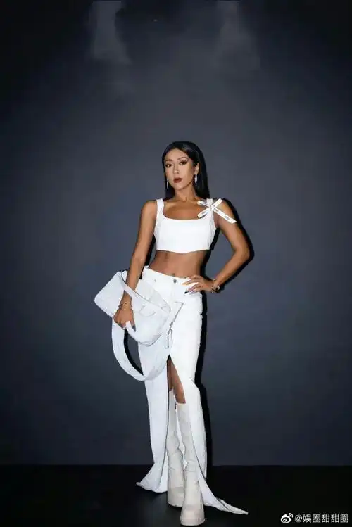 吉克隽逸体脂率##吉克隽逸的肋骨#@吉克隽逸日前亮相红毯,身穿白色