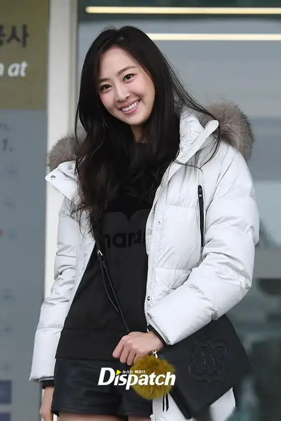 8日,演员金多顺经仁川机场出发,前往海外参加海报拍摄日程.