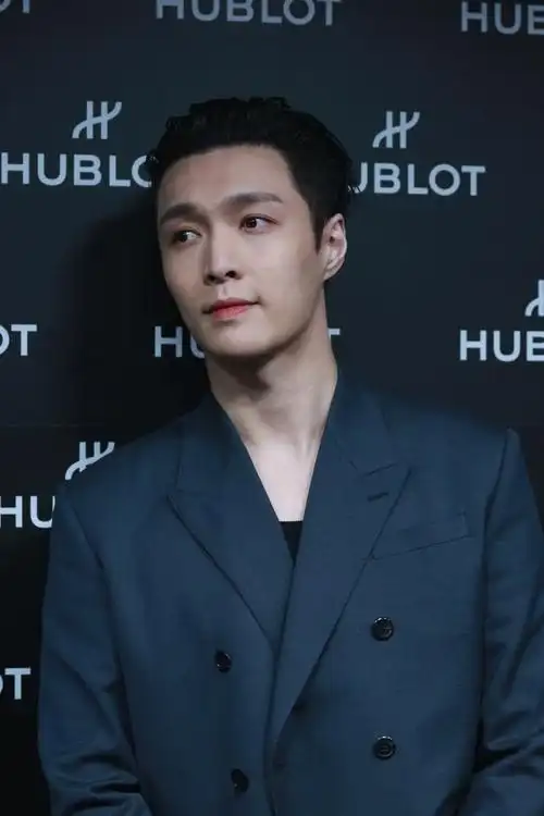 张艺兴背头造型搭配灰色西装帅气十足