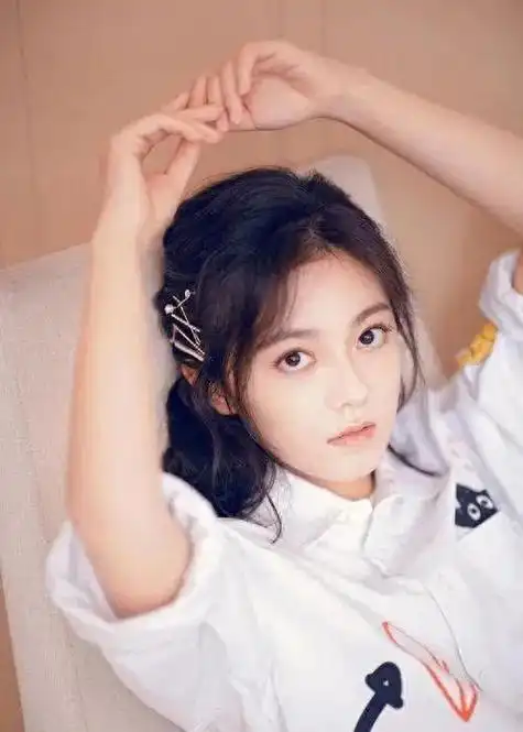 赵今麦是一位年轻的女演员,她的妆造应该与她的年龄和气质相符合.